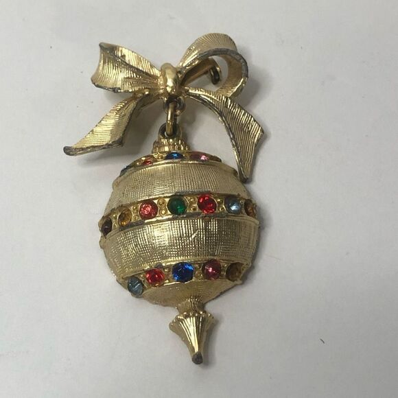 Vtg Christmas Ball Ornament gold Bow Brooch Pin Gold Tone Colorful Rhinestones - Picture 1 of 7